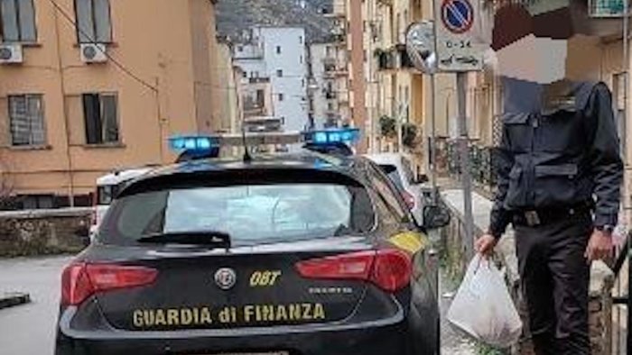 salerno anziano solo in casa e invalido chiede aiuto ai finanzieri