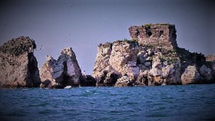 a rovigliano il sarno sfocia nel mare portando rifiuti e plastica