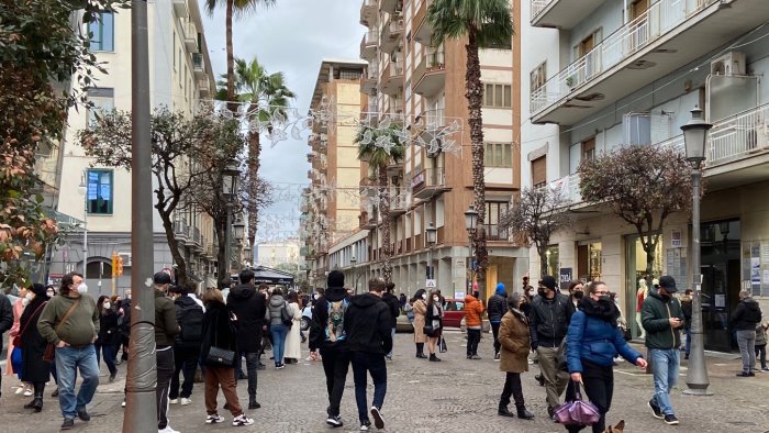 salerno tornano le file davanti alle farmacie per i tamponi