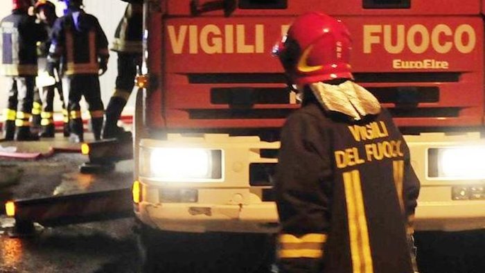 omignano auto in fiamme nella notte