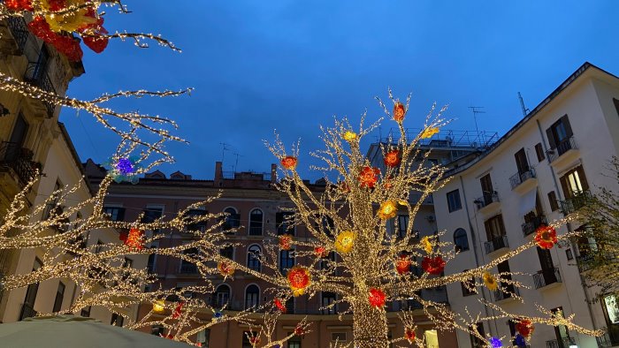 e luci fu salerno si colora e la citta torna a brillare