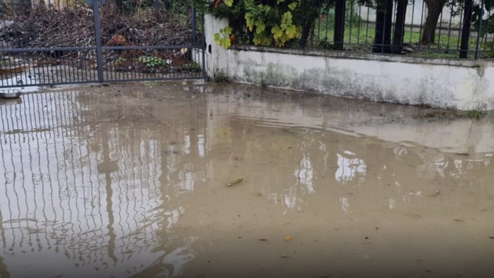 eboli l acqua assedia le case sulla litoranea salvati bambini e anziani