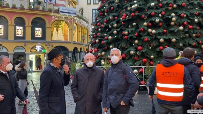 de luca a salerno per le luci d artista bacchetta giovane senza mascherina