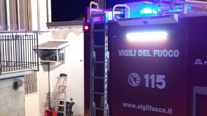 tenta di recuperate le chiavi sul tetto e cade tragedia sfiorata in irpinia