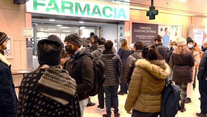 covid psicosi contagio caccia al tampone per capodanno i sindaci chiudono