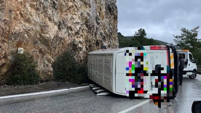 camion si ribalta a marina di camerota sale sulla carreggiata