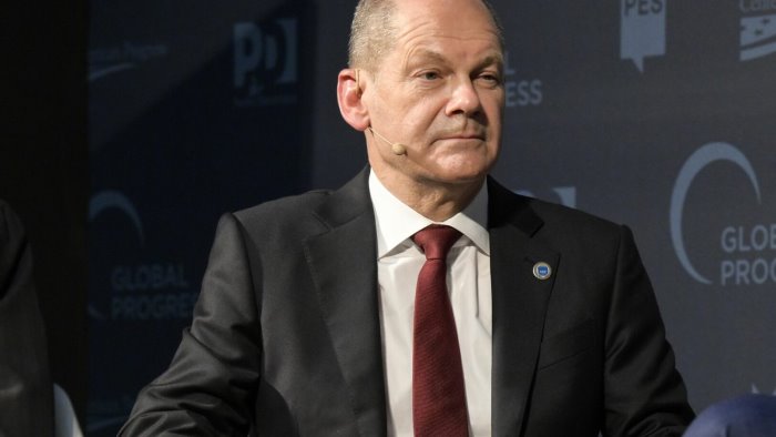 scholz giura davanti al bundestag e il nuovo cancelliere tedesco