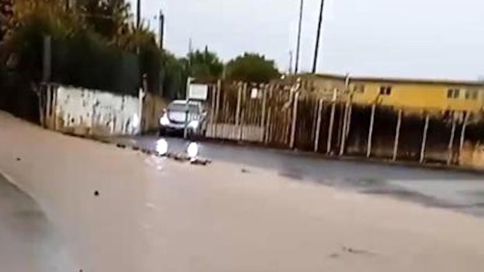 salerno torna il fiume d acqua e fango davanti alla scuola focaccia