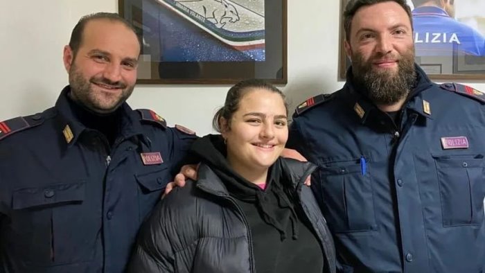 sorrento agenti della polizia di stato salvano giovane in crisi respiratoria