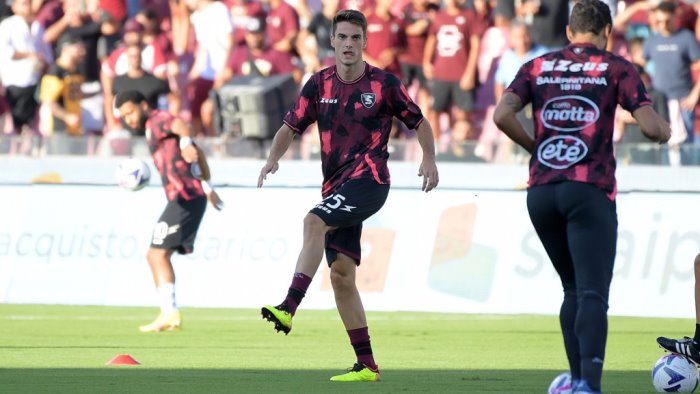 salernitana tegola maggiore centrocampista esce dal campo in lacrime