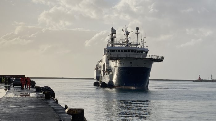 sbarco salerno al molo 3 gennaio l abbraccio a 248 migranti 84 sono bambini