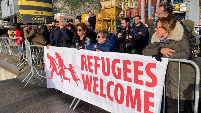 salerno torna porto sicuro terminato lo sbarco nuova vita per 248 migranti