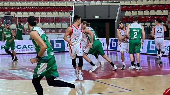 ivpc delfes avellino vittoria preziosa a teramo ora il derby con salerno