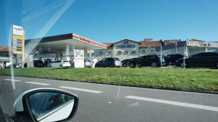 sciopero dei benzinai tre giorni di protesta sull autostrada