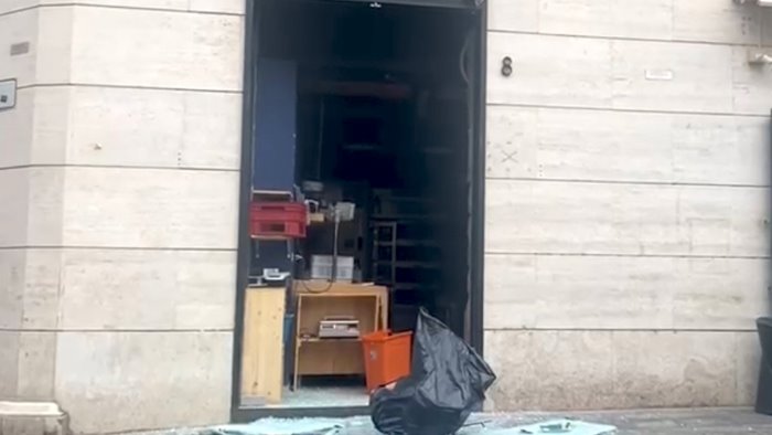 spari contro la vetrina di una panetteria nel centro di salerno