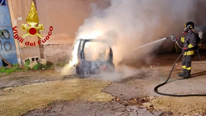 prende fuoco un auto in transito paura a solofra