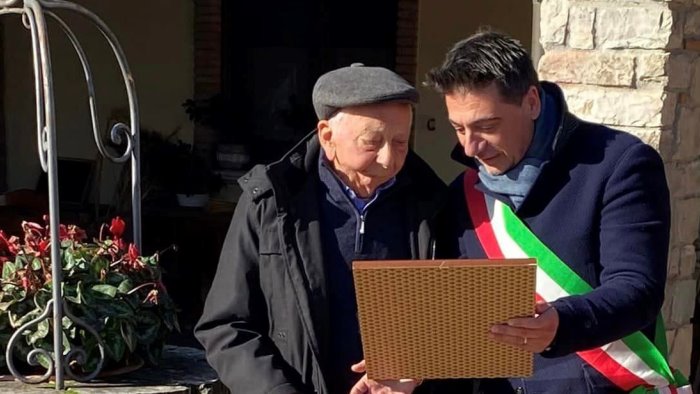 guida il suo ape car sta bene e ha compiuto 100 anni ecco nonno antonio