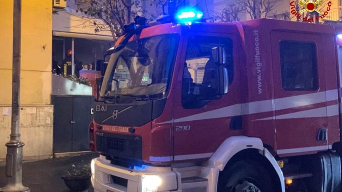 paura a salerno incendio in un bar di via carmine