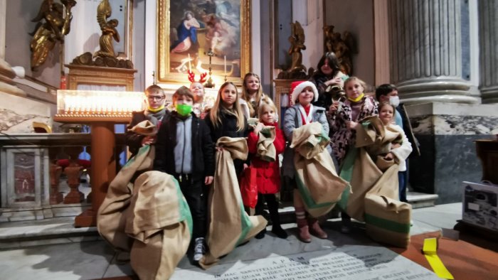 arriva babbo natale per i profughi ucraini a napoli