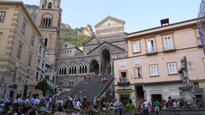 turista francese urina sulle scale del duomo di amalfi multato