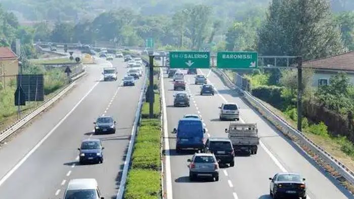 tenta il suicidio sul raccordo anziano salvato in extremis