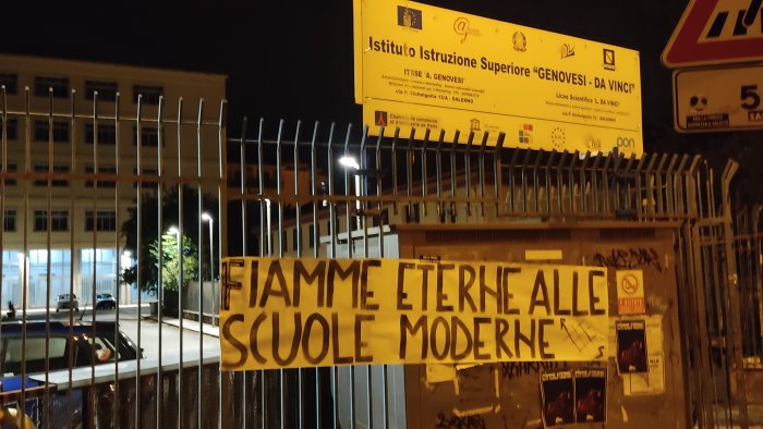 fiamme eterne alle scuole moderne striscioni di rete studentesca a salerno