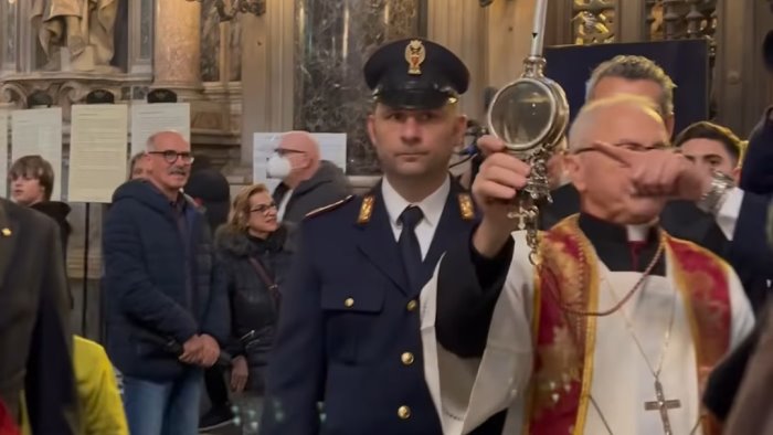 avviene il miracolo san gennaro si e sciolto il sangue fedeli in festa