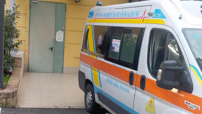 positiva al covid attende per oltre 40 ore in ambulanza prima del ricovero