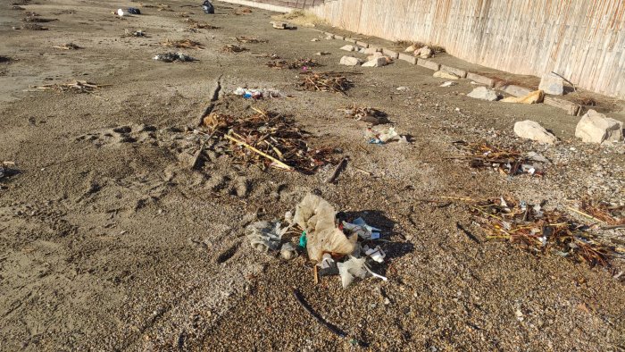 in attesa del babbo natale dal mare pulito il litorale di santa teresa