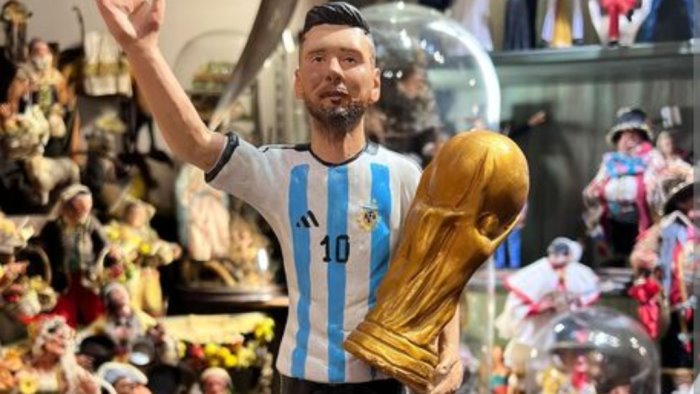 mondiali a san gregorio armeno messi con la coppa e gia statuina sul presepe