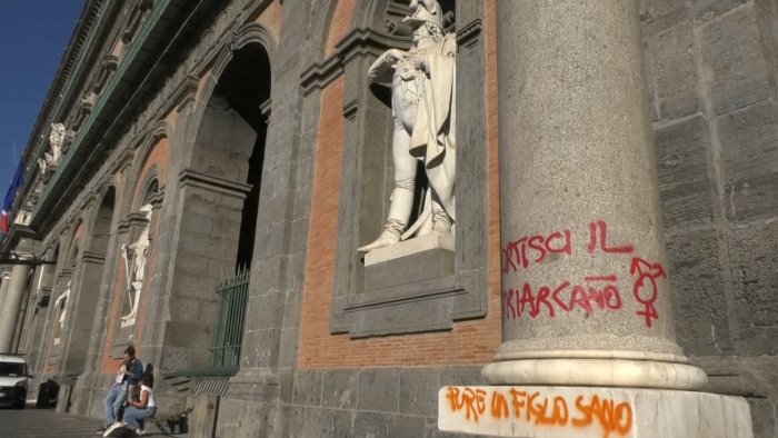 parata rave a napoli palazzo reale vandalizzato indaga la digos