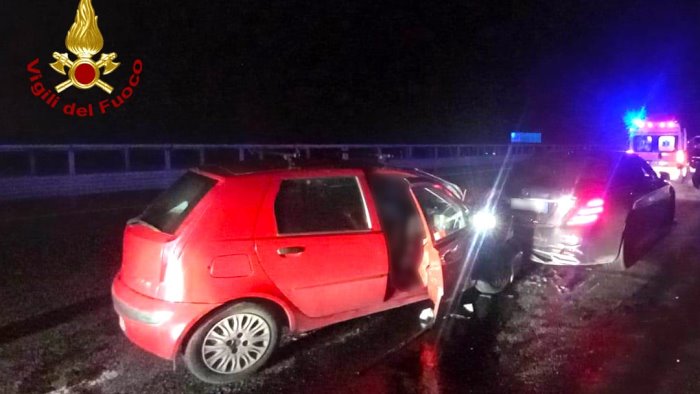 incidente in a16 mamma e figlio contro auto in panne muore 82enne di avellino