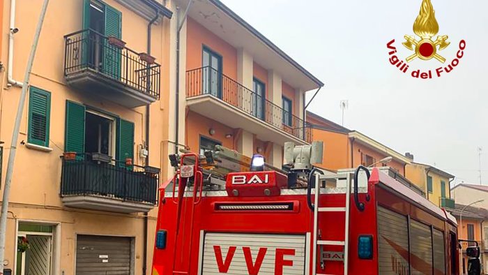 in fiamme un abitazione a lioni rocambolesco salvataggio dei vigili del fuoco