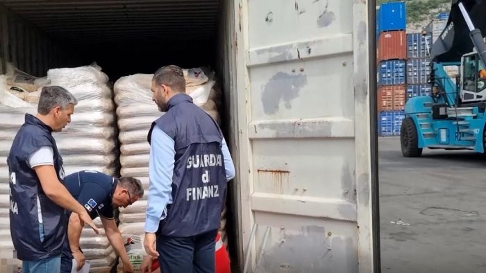 blitz al porto di salerno sequestrate 24 tonnellate di pellet dalla turchia