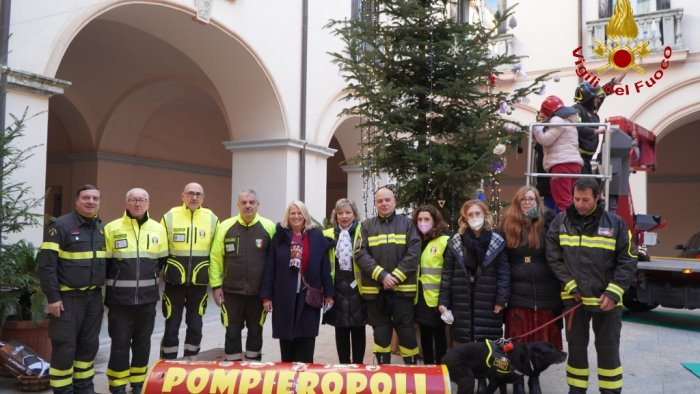 natale prefetto studenti e vigili del fuoco addobbano il grande albero