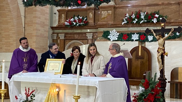 la famiglia de vizia dona nuovo impianto di luci a chiesa madre di pietrelcina