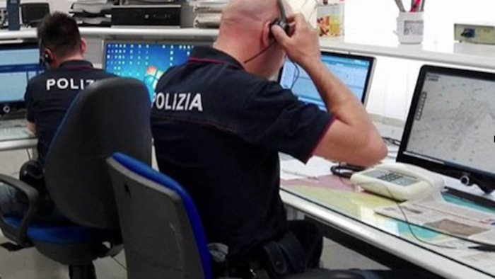 tenta il suicidio tagliandosi i polsi con un coltello salvato dalla polizia