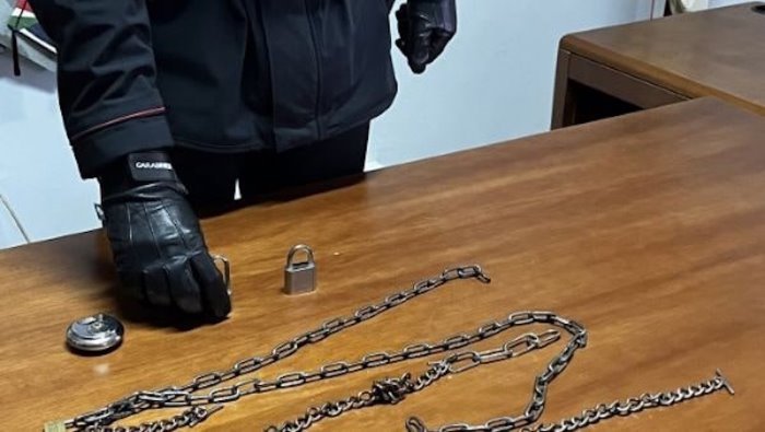 aiello del sabato incatenata al letto arrestato il fratello