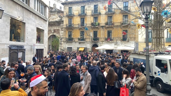 salerno pienone in centro per lo struscio di natale ma l ordinanza e un flop