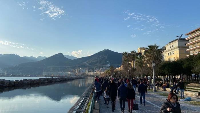 tanta gente in strada a salerno anche il giorno di natale