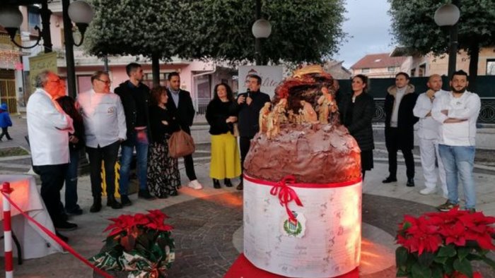 il mega panettone di grottaminarda e da record e il piu grande della campania