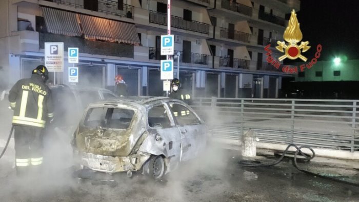 fiamme nel parco a portici auto distrutte e panico nella notte