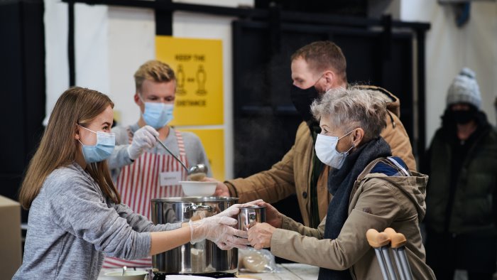 ai fornelli per i poveri pranzo della solidarieta a caserta