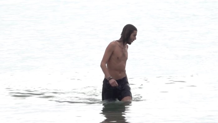 santo stefano in spiaggia a salerno turisti fanno il bagno a santa teresa