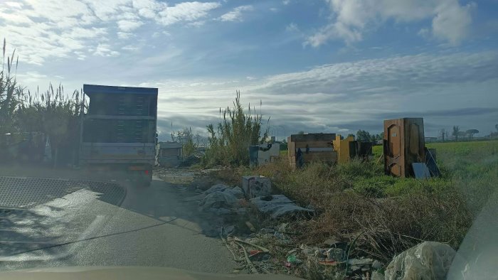 giugliano discariche nei campi di friarielli smantellate il campo rom