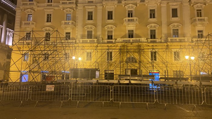 polemiche sul capodanno in piazza a salerno numero chiuso penalizza attivita