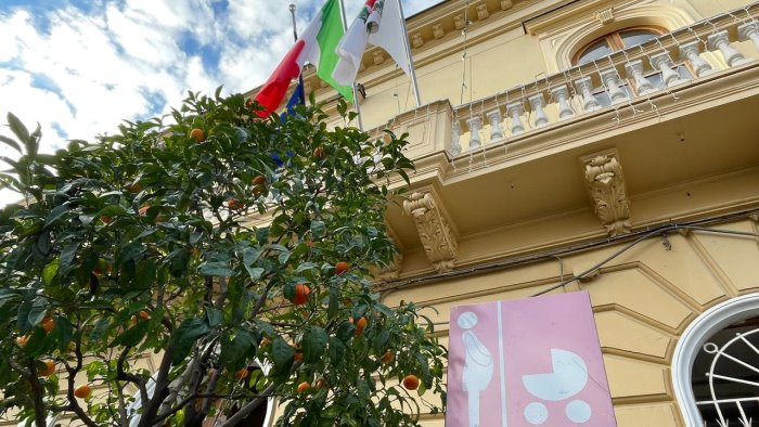 sorrento attivati 4 stalli rosa per donne in gravidanza e neo genitori