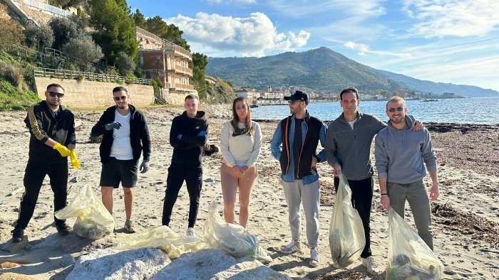 giovani volontari ripuliscono le spiagge del litorale di montecorice