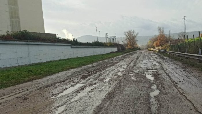 flumeri strada mulattiera aziende in ginocchio e automobilisti in pericolo