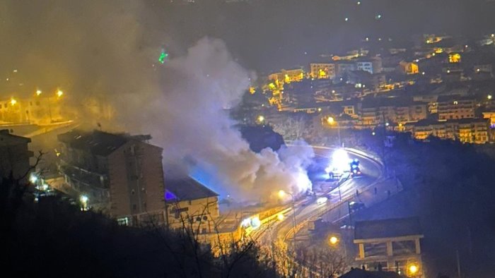 ariano tir carico di merce in fiamme davanti ad un supermercato